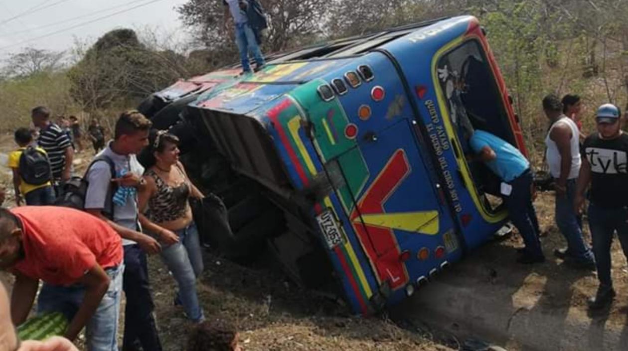 Bus volcado.