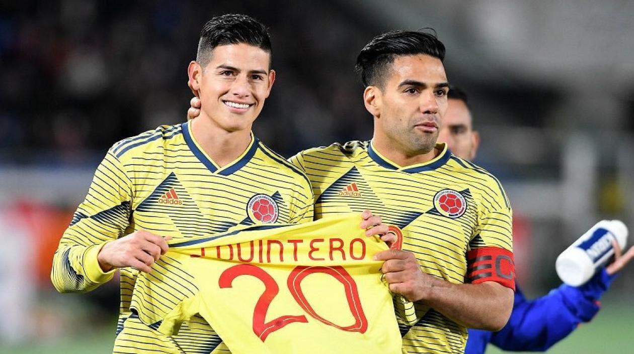 James Rodríguez y Falcao García dedican el gol a Juan Fernando Quintero. 