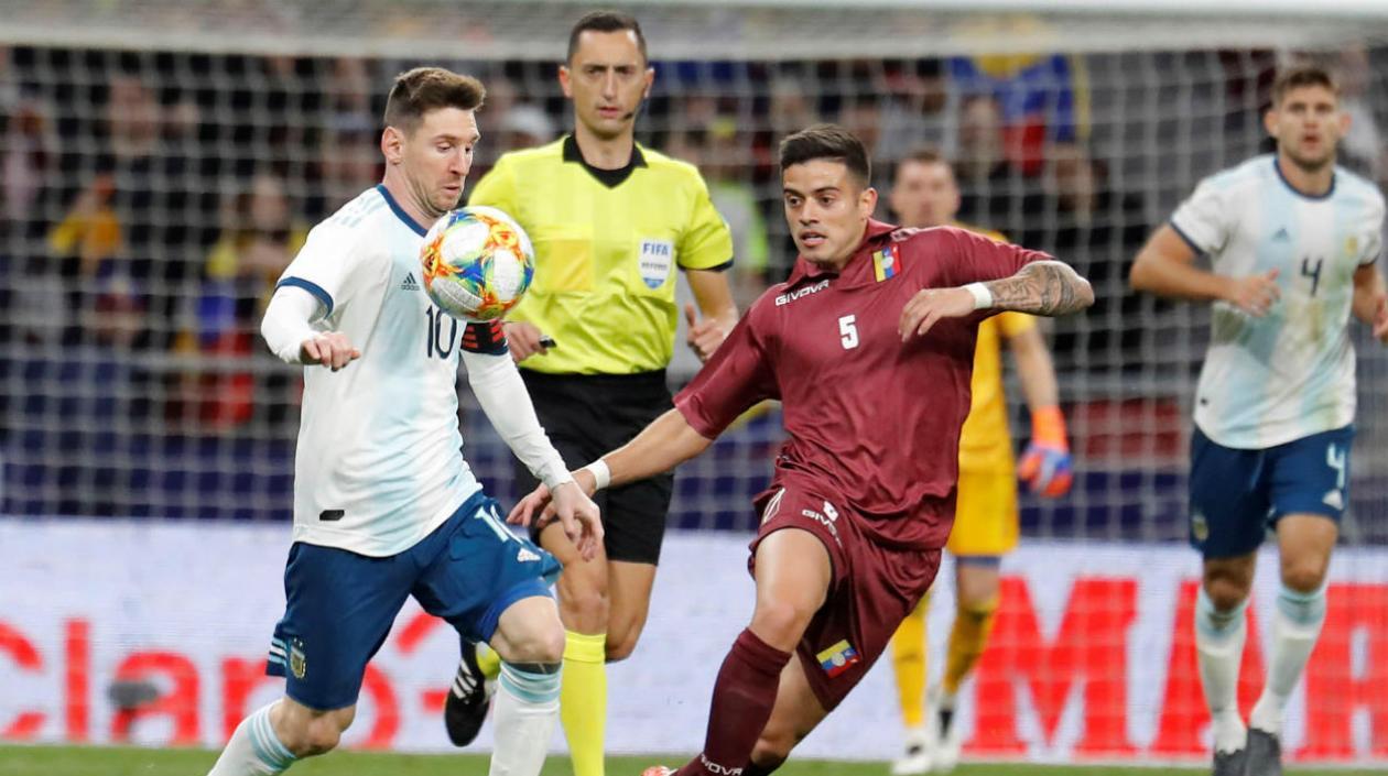 El delantero de la selección de Argentina Leo Messi (i) lucha con Júnior Moreno, de Venezuela.