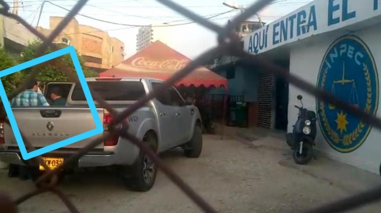 Momento en que Rafael Martinez se baja del vehículo para la reseña