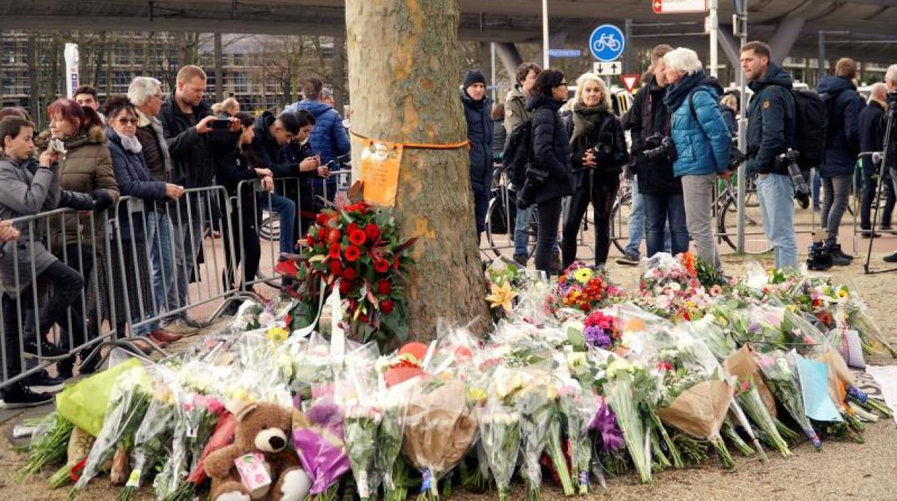 Flores depositadas en memoria de las víctimas del tiroteo ocurrido ayer en la ciudada holandesa de Utrecht, en el que fallecieron tres personas y otras cinco resultaron heridas. 