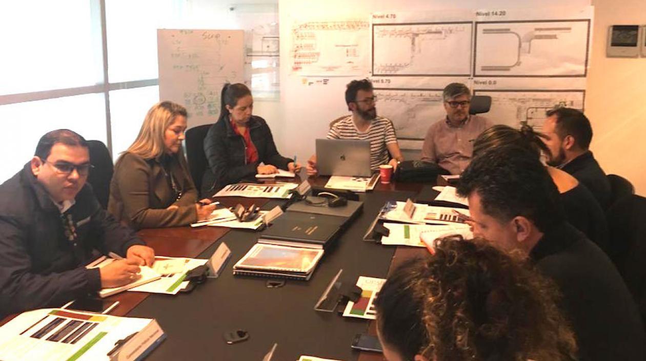 El PMU de Aerocivil revisando la situación de las operaciones aéreas en el país.