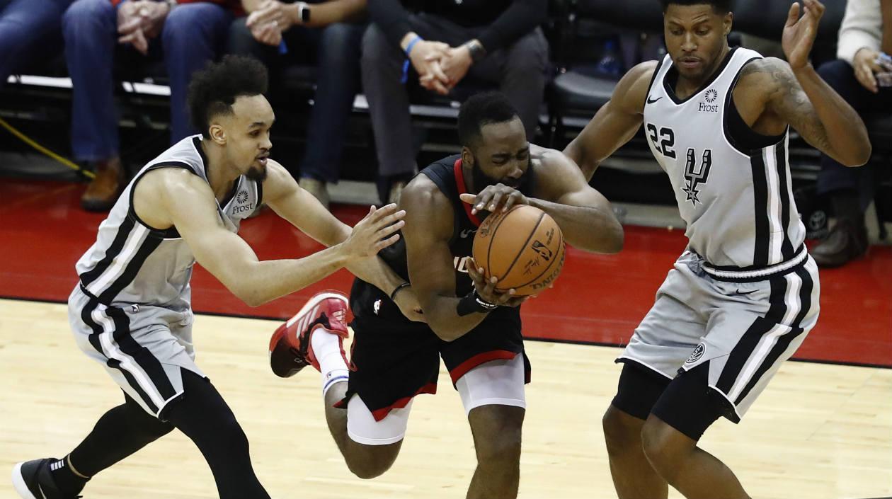James Harden en acción del partido. 