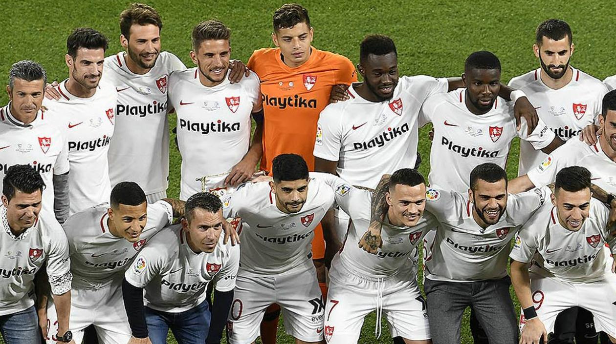 Luis 'Lucho' García con sus compañeros del Sevilla FC. 