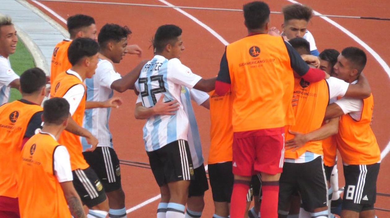 Jugadores argentinos celebrando el triunfo ante Colombia.