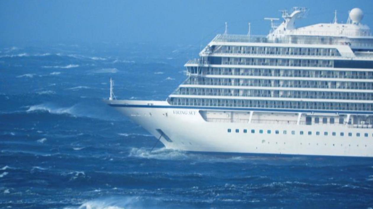 El crucero averiado ayer por un fallo mecánico en la costa oeste de Noruega será remolcado a tierra tras lograr arrancar tres de sus cuatro motores.