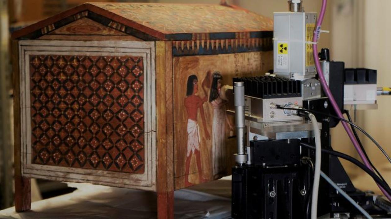 Fotografía faciltiada por el Museo Egipcio de Turín de un estudio multiespectral sobre un baúl de hace más de tres mil años exhibido en la muestra "Arqueología Invisible".