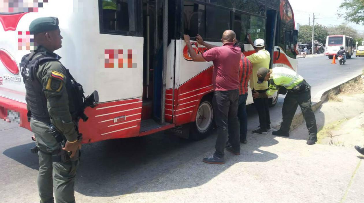 Operativos en buses de servicio público adelanta la Policía.