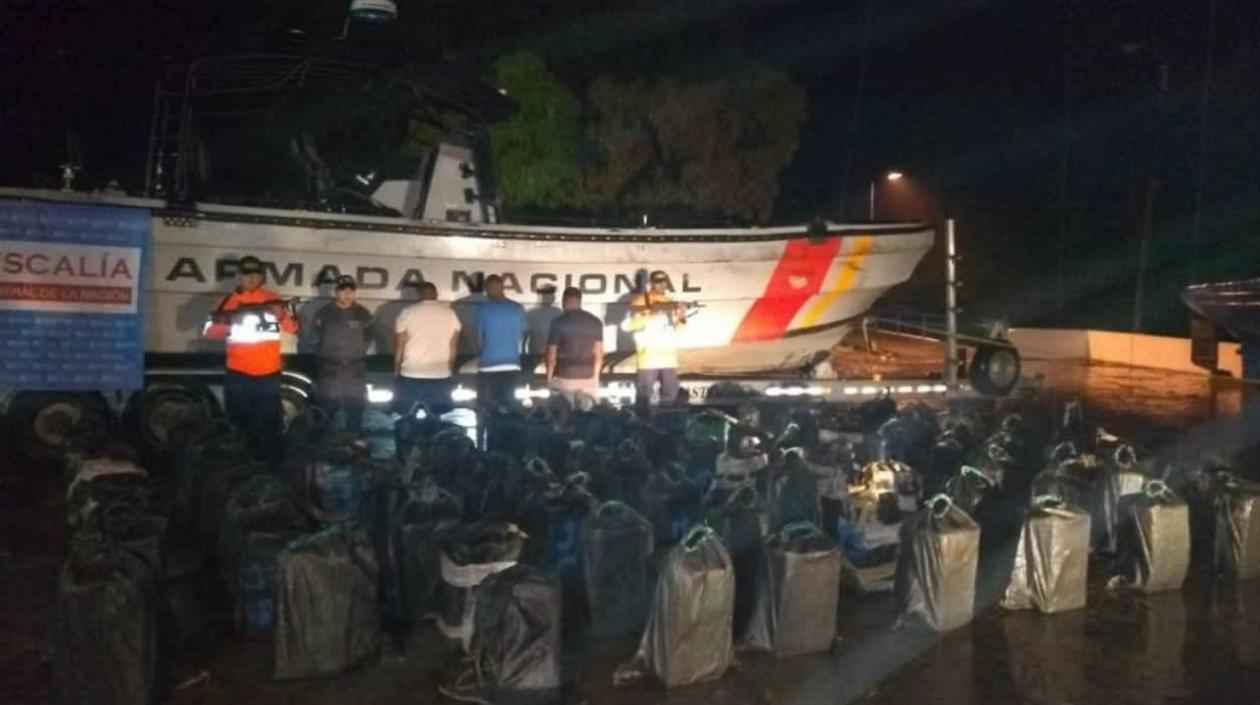 La droga y los tres capturadas en el operativo en el Pacífico.