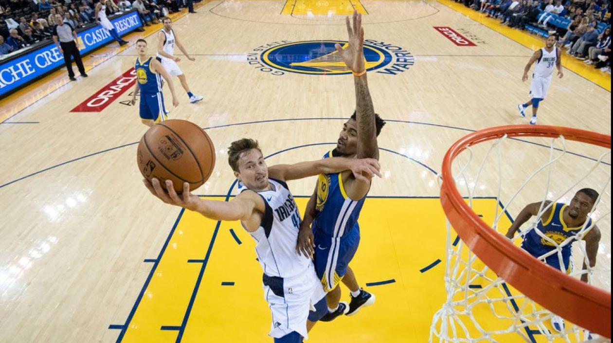 Acción del juego entre los Mavericks y los Warriors. 