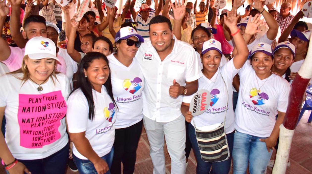 El precandidato Óscar David Galán con simpatizantes en Candelaria.