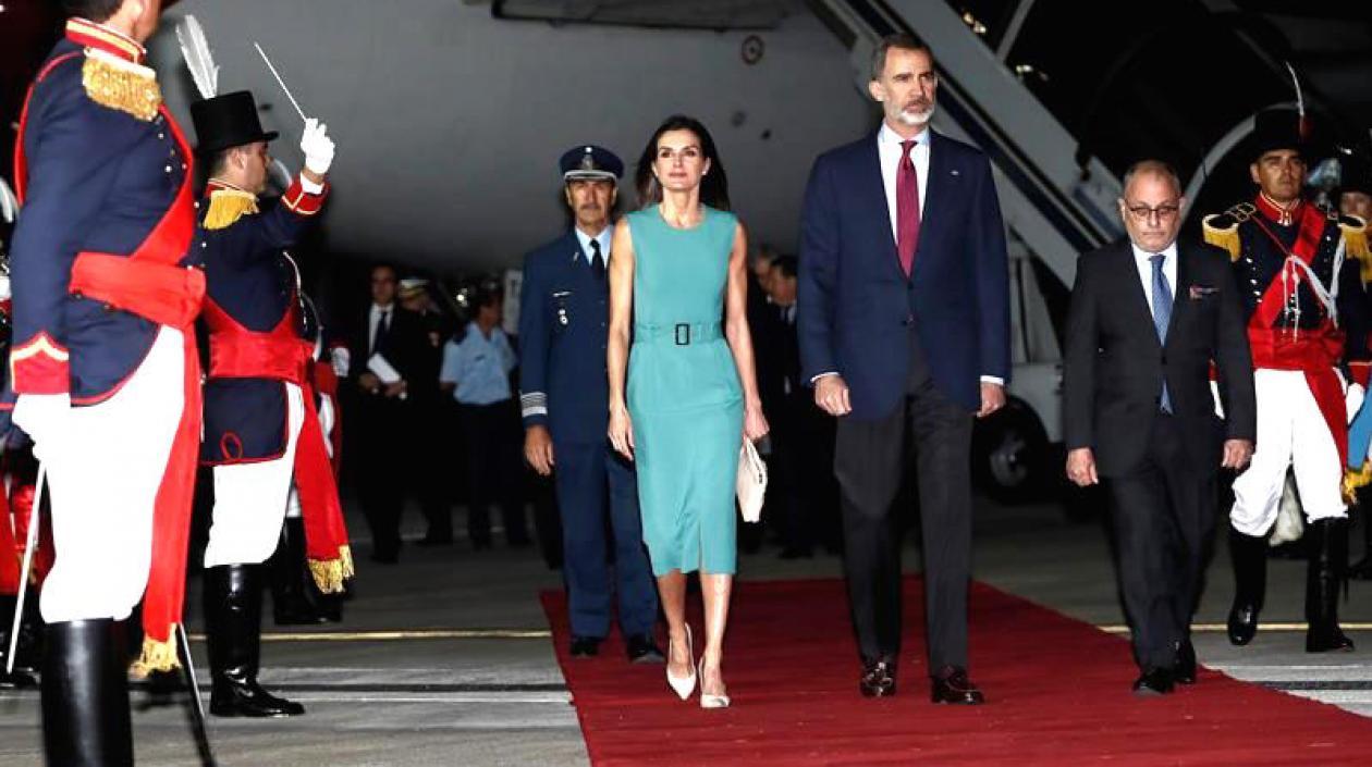 Superada la situación los reyes pudieron descender del avión.