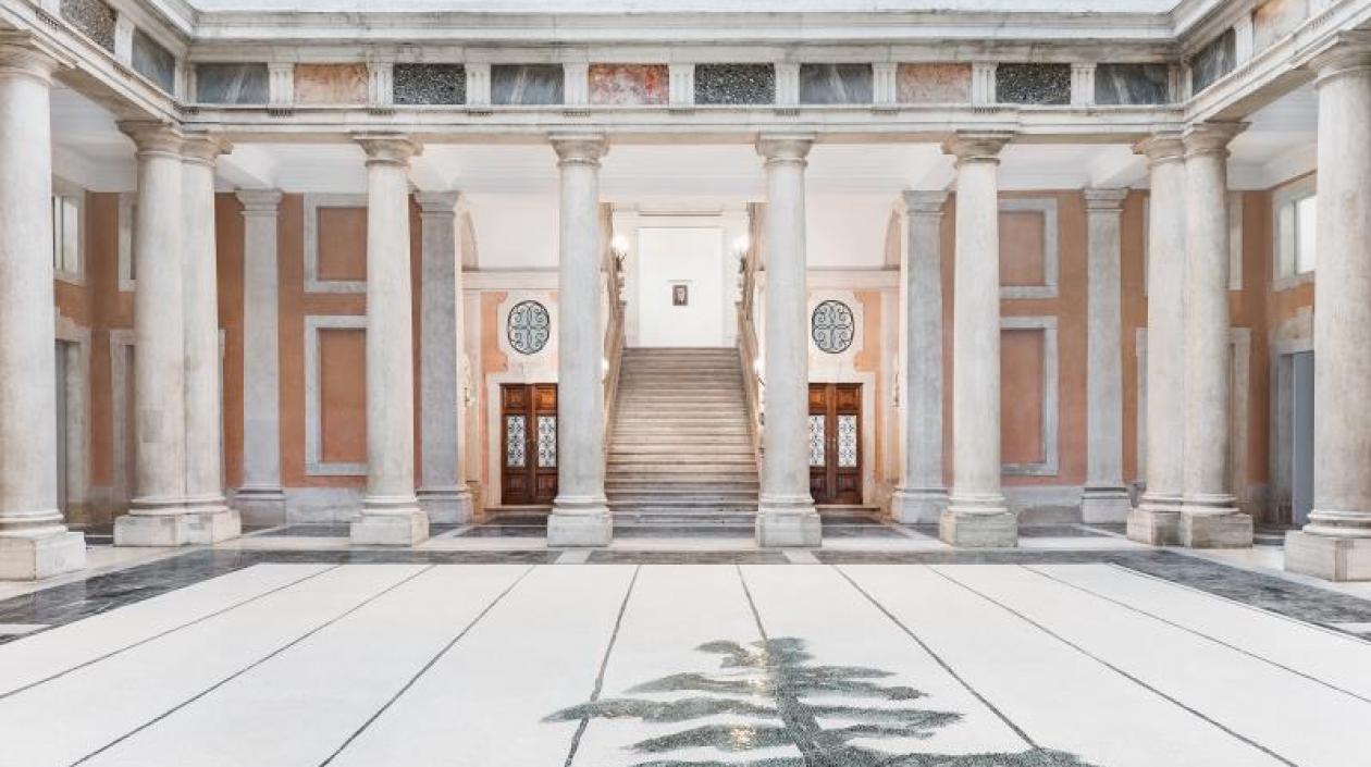 El gran vestíbulo del veneciano Palazzo Grassi que exhibe un mosaico de Luc Tuymans que forma parte de "La piel".