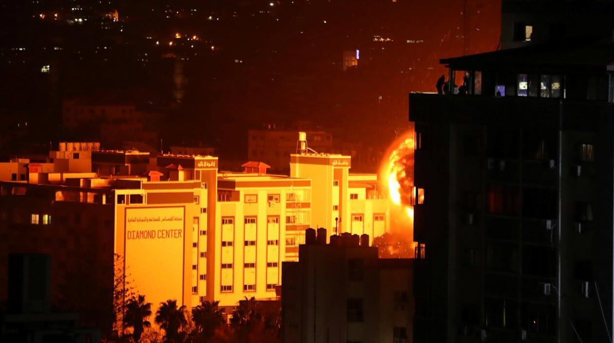 Las milicias palestinas en Gaza comenzaron a lanzar decenas de cohetes hacia Israel,