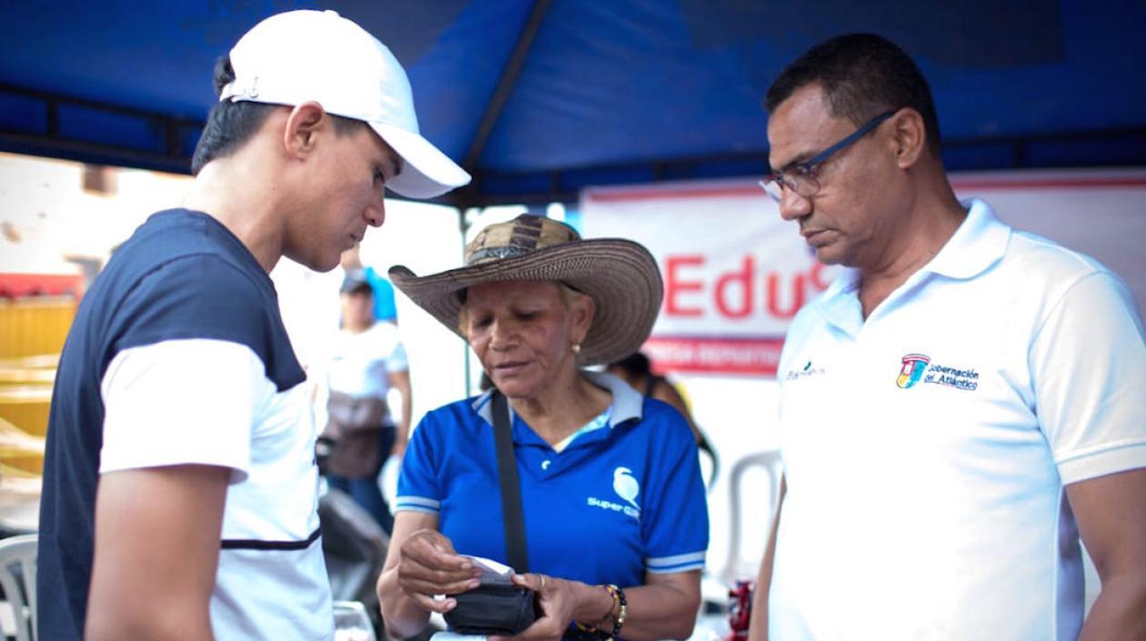 Funcionarios de Edusuerte en plena campaña.