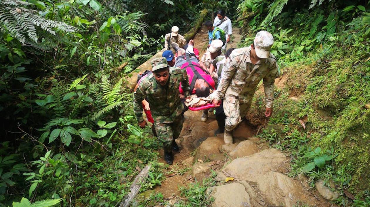 El turista cuando era evacuado de la zona.