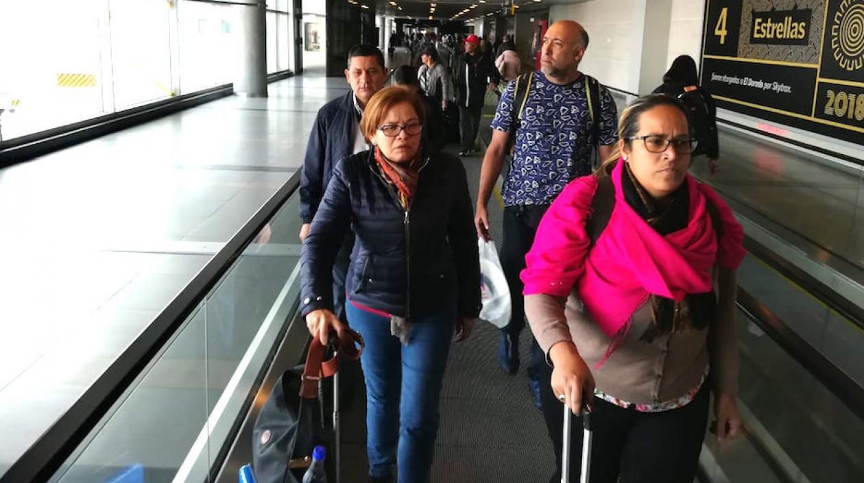 El militar venezolano junto con sus dos acompañantes.