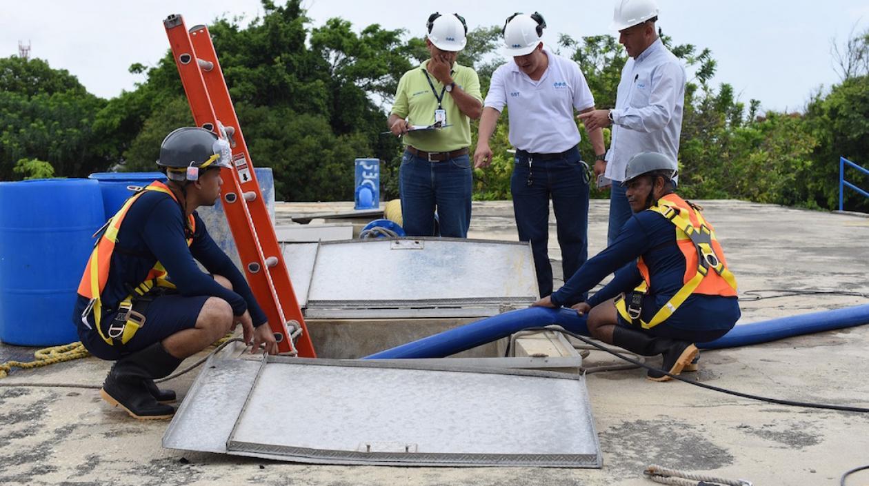 El lavado de tanques es fundamental para la calidad del servicio.