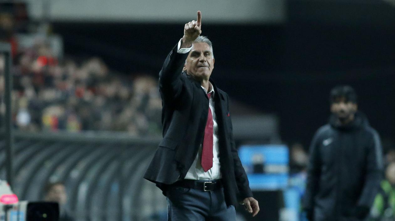 Carlos Queiroz, dirigiendo a Colombia ante Corea del Sur.