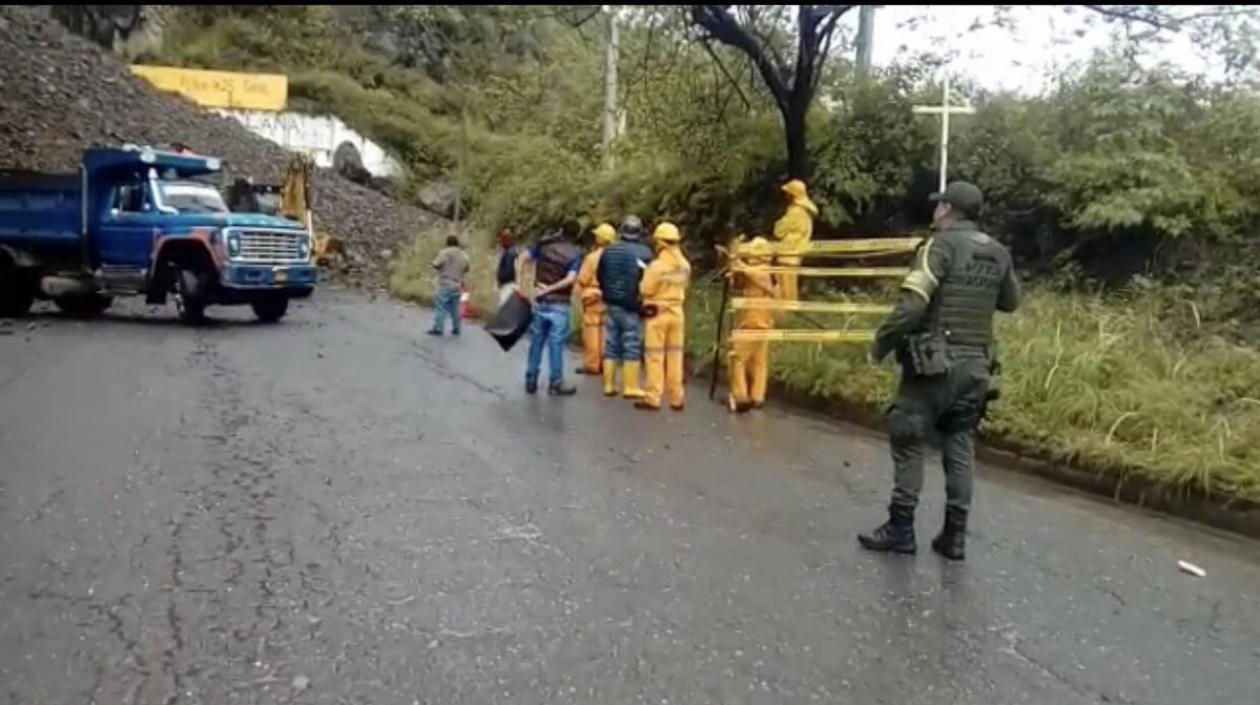 La ola invernal también ha causado derrumbes en diferentes carreteras del país.