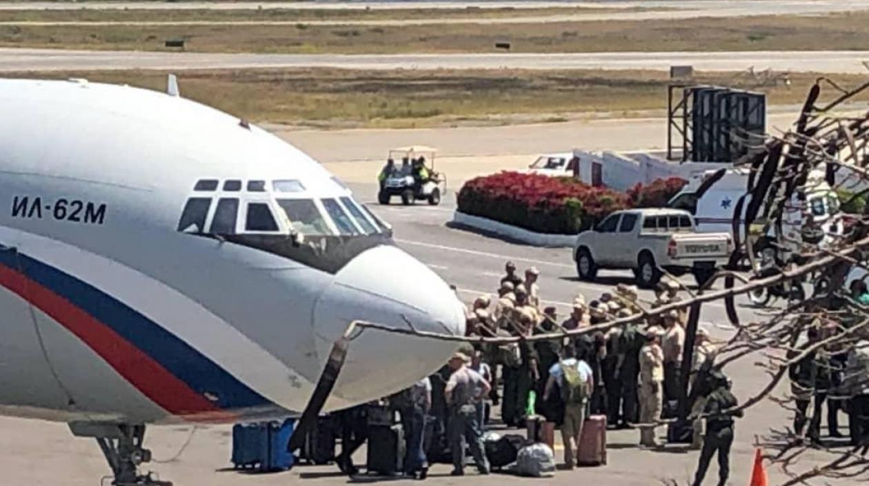 Foto en el aeropuerto Internacional de Maiquetía en el que se observa a uno de los dos aviones de la Fuerza Aerea rusa.
