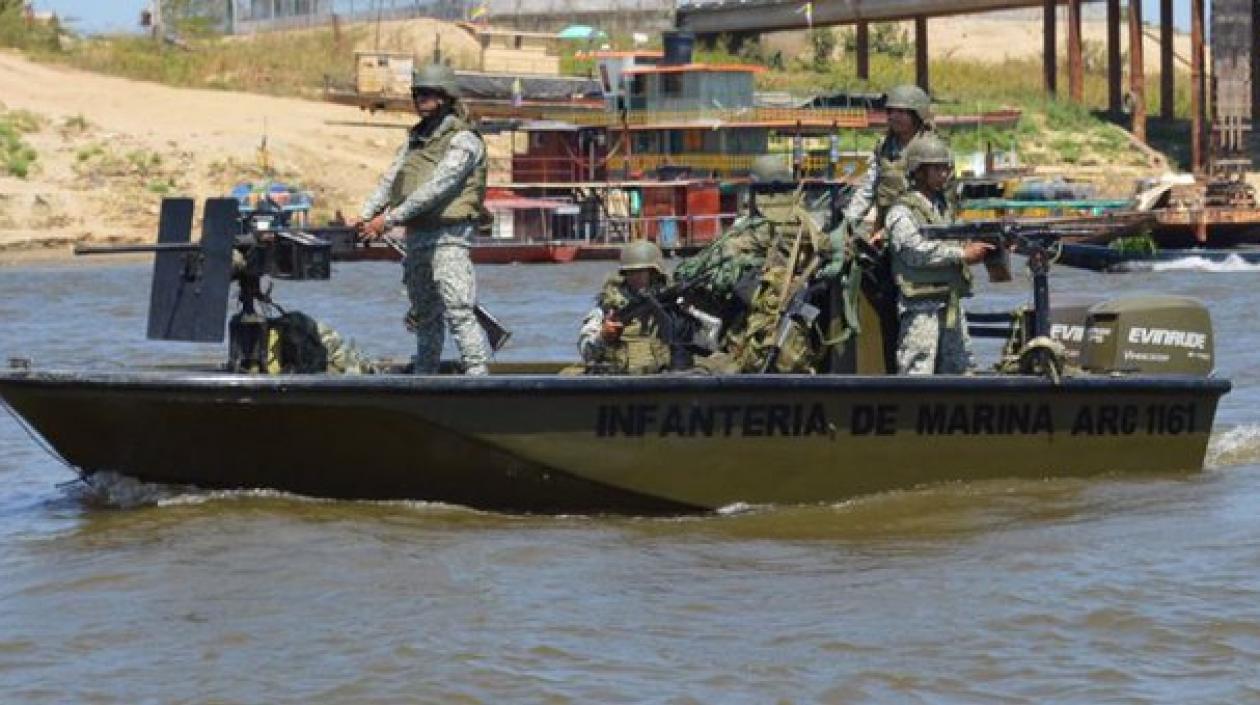 Hasta el lugar llegaron miembros del Cuerpo Técnico de Investigación (CTI) de la Fiscalía colombiana para hacer el levantamiento de los cuerpos.