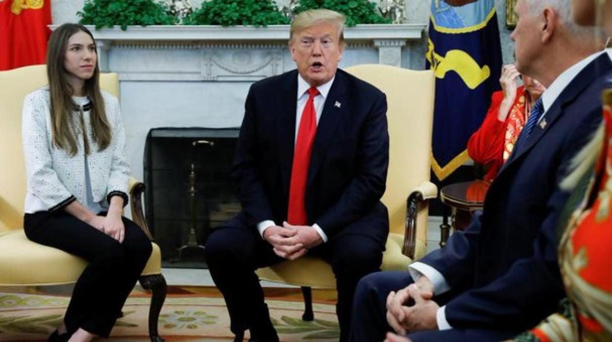 Fabiana Rosales, Donald Trump y Mike Pence en la Casa Blanca.