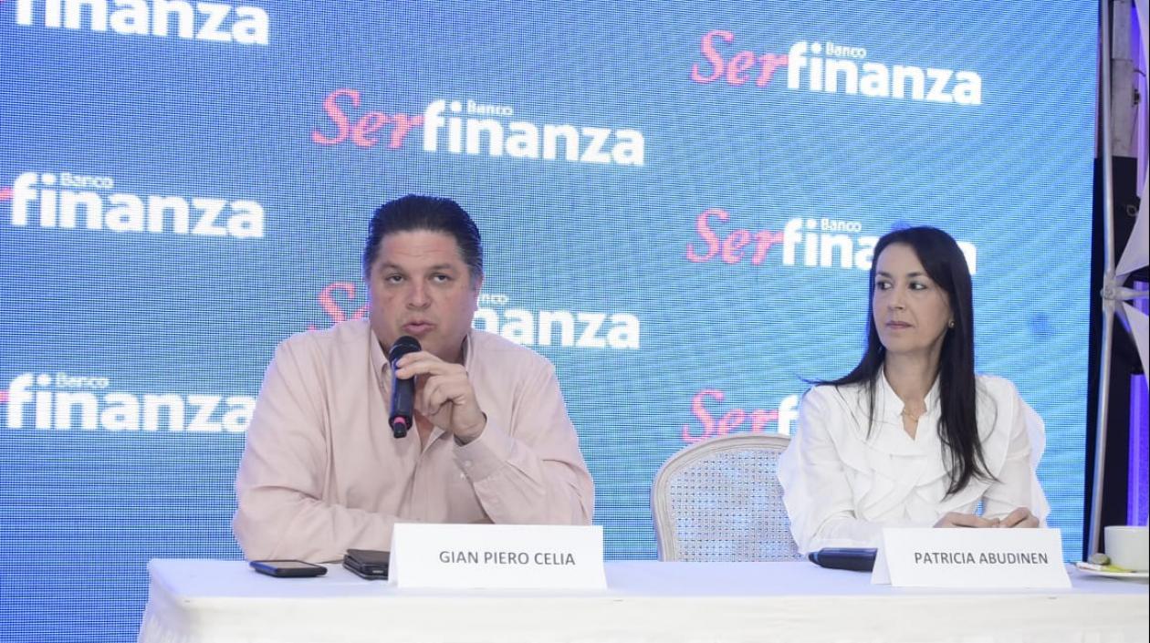Gian Piero Celia, presidente de Serfinanza, y Patricia Abudinen, vicepresidente Financiera de Banco Serfinanza