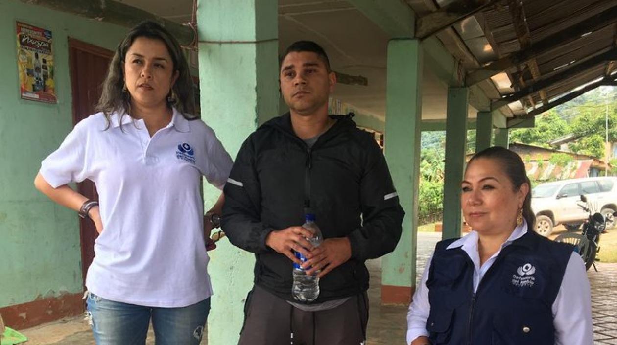 El mayor del Ejército en compañía de funcionarias de la Defensoría del Pueblo.