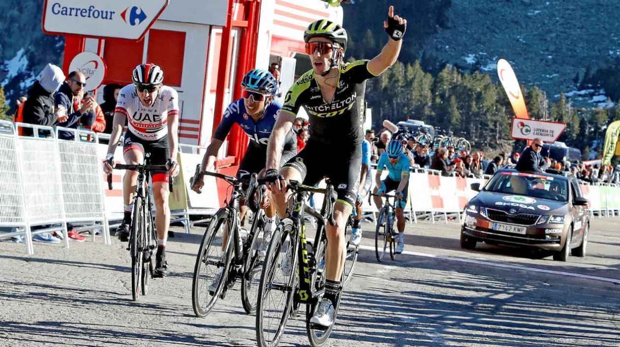 Adam Yates gana la etapa.