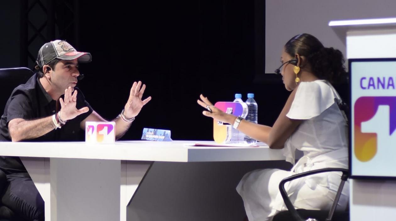 Alcalde Alejandro Char durante el conversatorio con la periodista Mábel Lara.