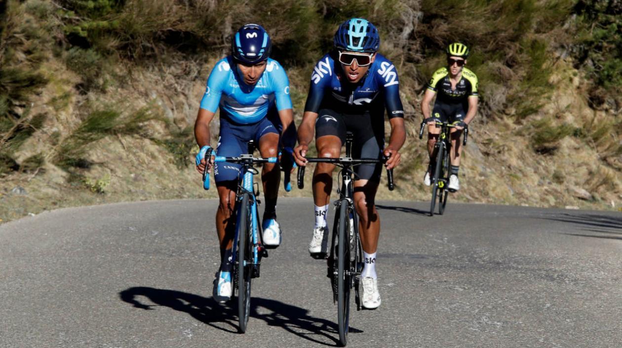 Egan Bernal lanza un ataque seguido de Nairo Quintana y Adam Yates.