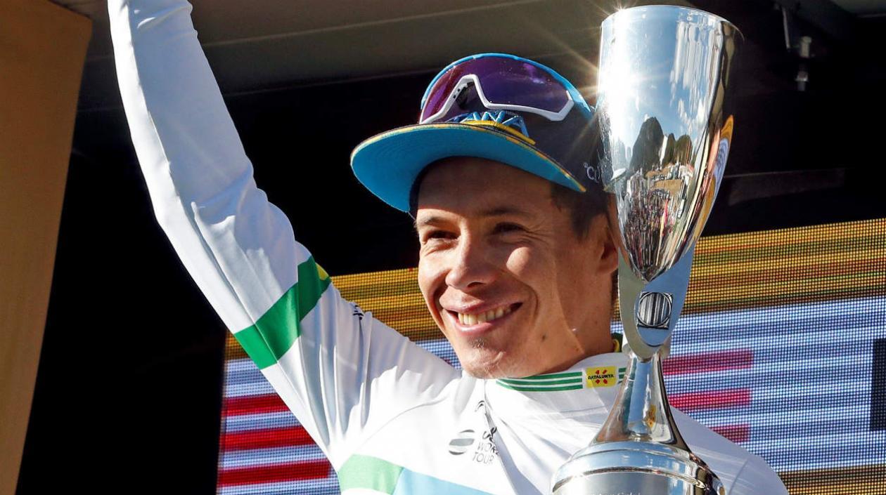 Miguel Ángel López con la camiseta de líder y trofeo de ganador de la etapa de La Molina.