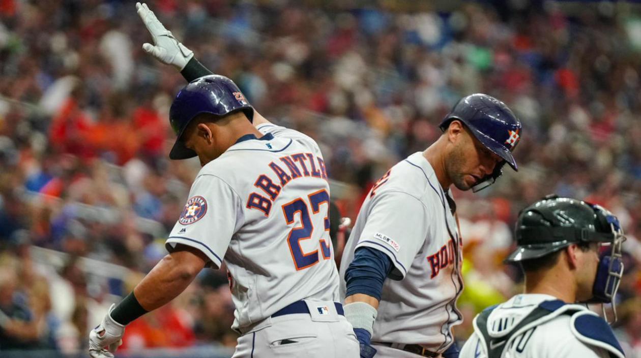 Los Astros celebran tras su primera victoria de la temporada. 