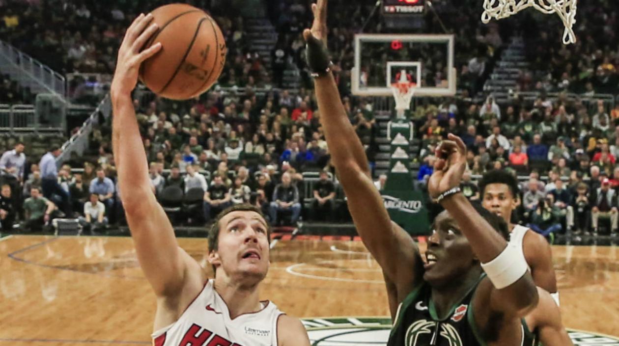 Goran Dragic anota contra la marca de un rival. 