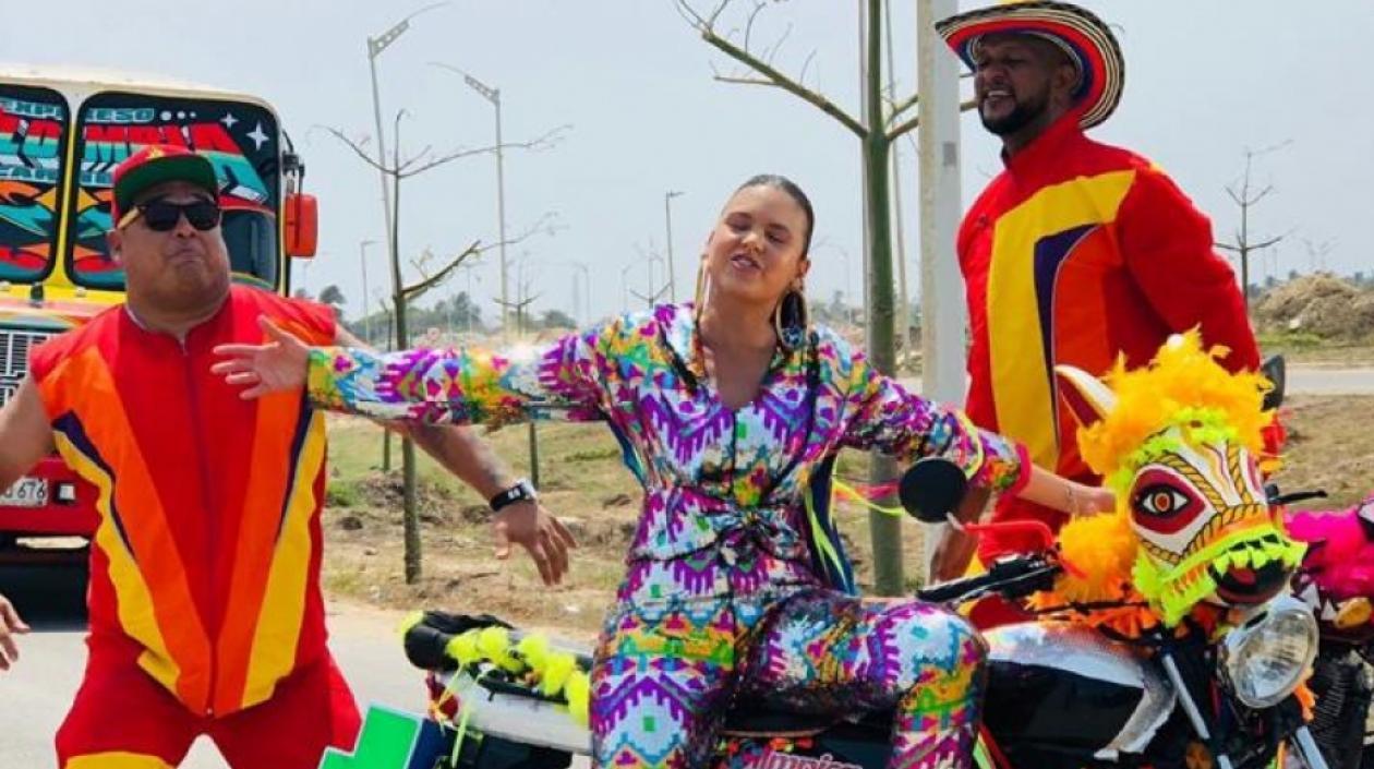 La cantante Li Saumeth e integrantes del grupo Systema Solar.