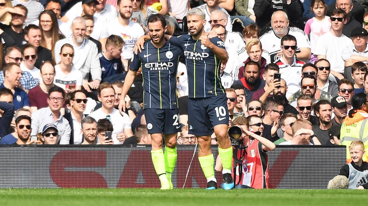 Bernardo Silva y Sergio Agüero celebran tras un gol. 