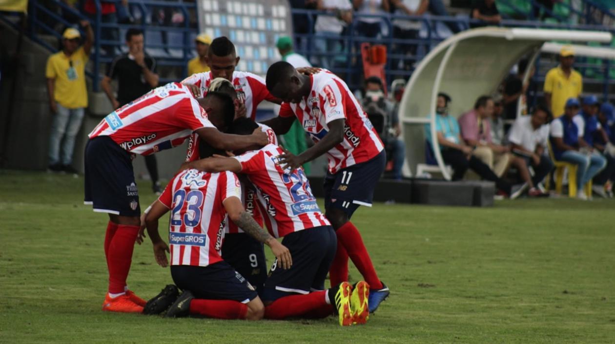 Junior celebra el gol de Roger Torres.