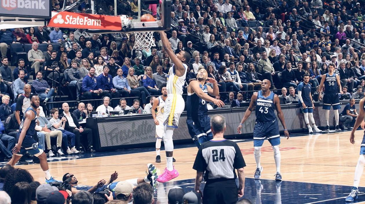 Acción del juego entre Golden State y Minnesota.