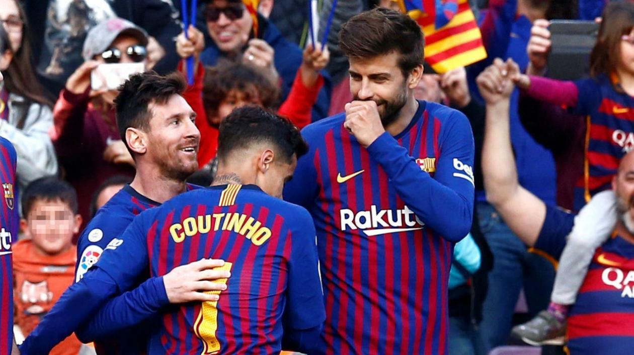 Lionel Messi celebra con sus compañeros uno de sus dos goles. 