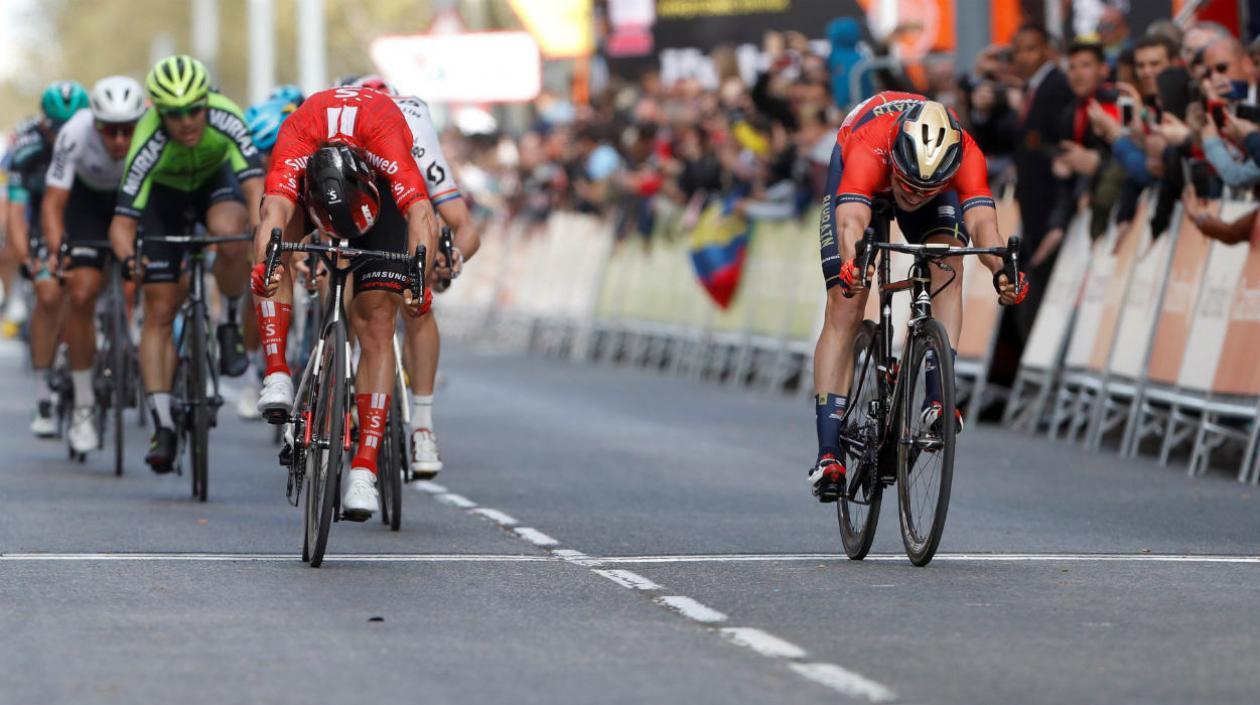 Michael Matthews gana la etapa. 