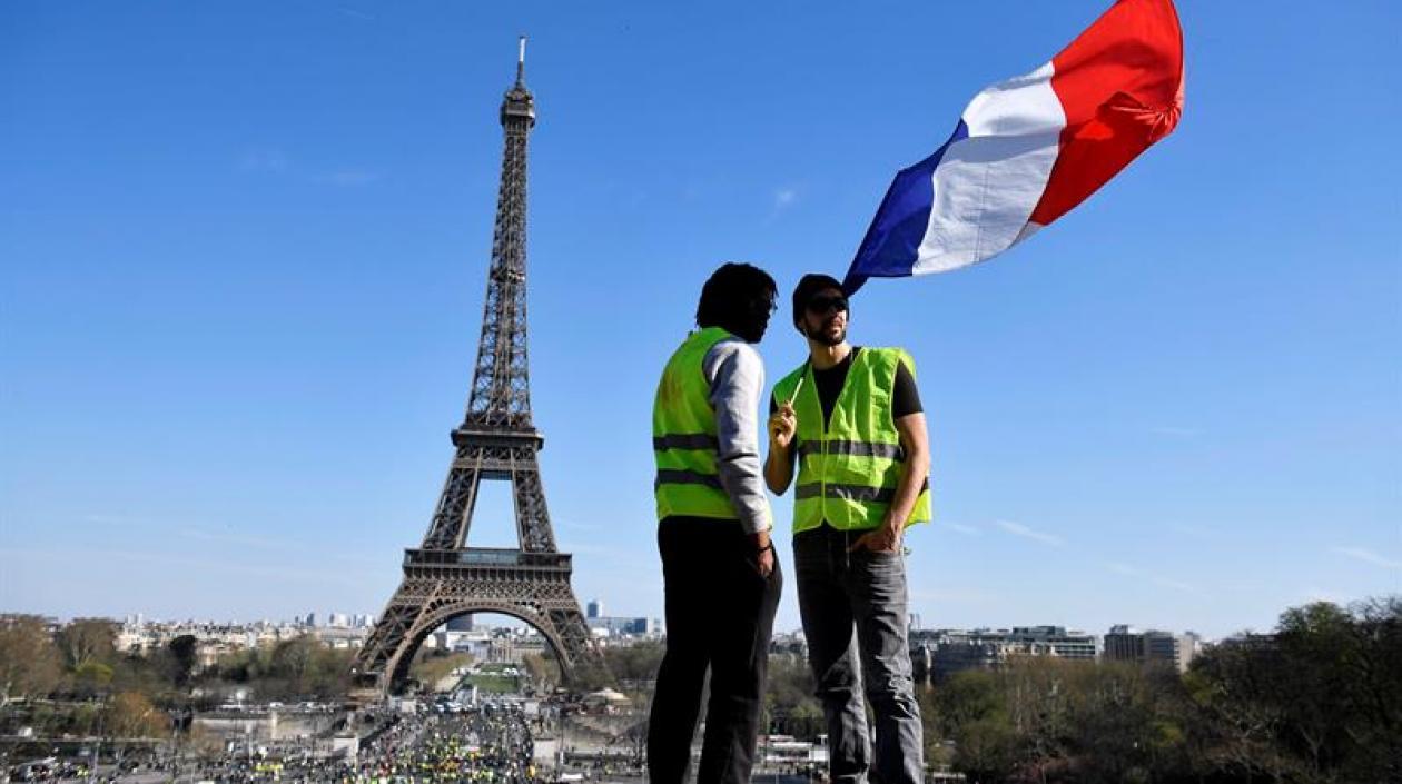 Los manifestantes del movimiento 'Chalecos Amarillos' marchan por las calles de París durante la vigésima manifestación consecutiva en sábado.