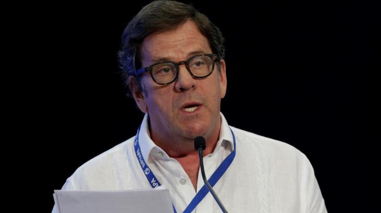 El director del periódico El Tiempo de Colombia, Roberto Pombo, habla hoy, durante su presentación del informe de la prensa en Colombia ante la asamblea de la Sociedad Interamericana de Prensa (SIP).