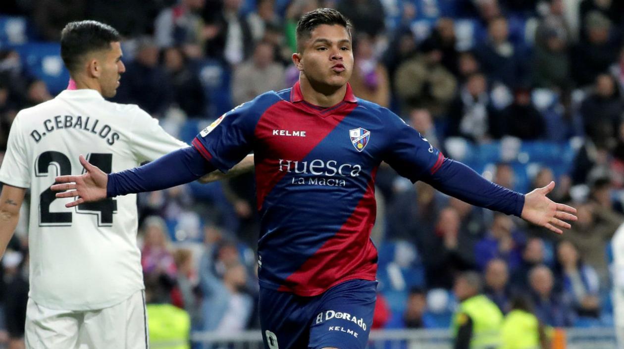 El delantero colombiano del Huesca Juan Camilo "Cucho" Hernández celebra su gol ante el Real Madrid.