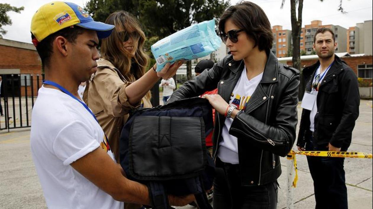 Las ex miss universo venezolanas Dayana Mendoza y Stefania Fernández reciben donaciones durante el evento "Healing" este domingo