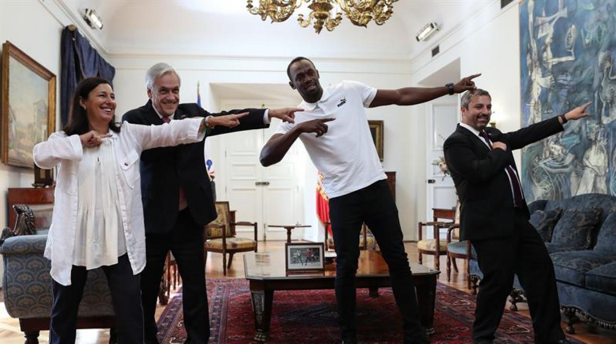 El atleta Usain Bolt (c) posa para una fotografía junto al presidente de Chile, Sebastián Piñera (c-izq); la ministra de Deportes, Pauline Kantor (izq), y el subsecretario de Deportes, Andrés Otero (dcha).