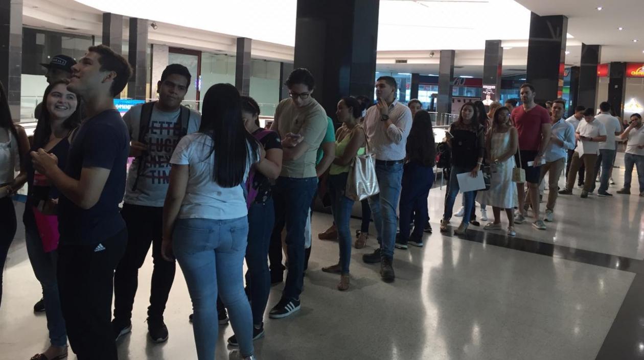 Fila de afectados reclaman la devolución de su dinero.