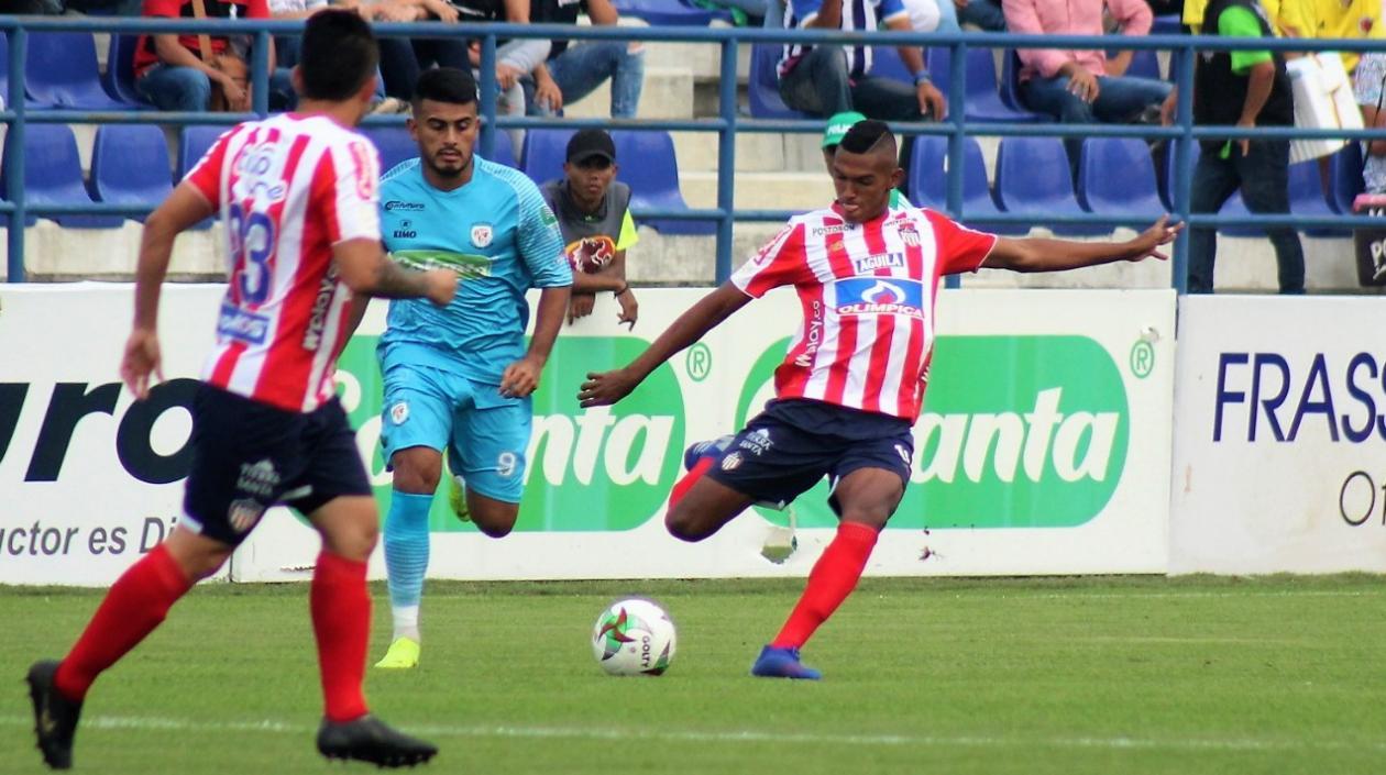 Jugada de Junior ante Jaguares en el fin de semana.