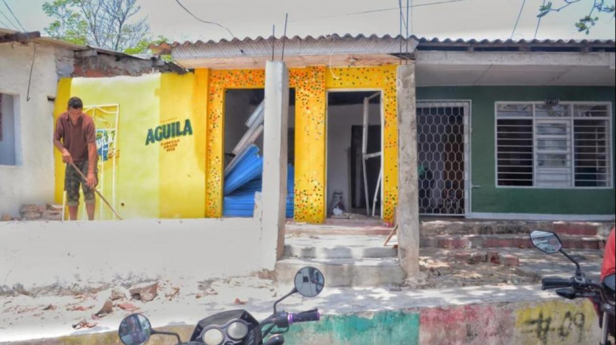 Así quedó el frente de la casa tras ser atacada por la comunidad.