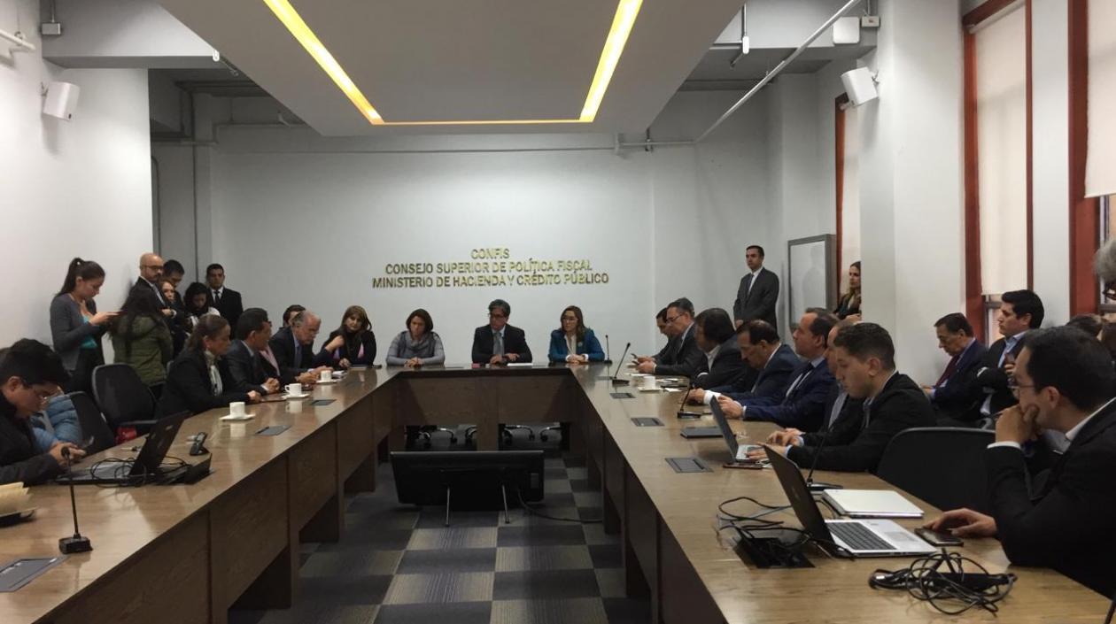 El Ministro de Hacienda Alberto Carrasquilla presidiendo la reunión.